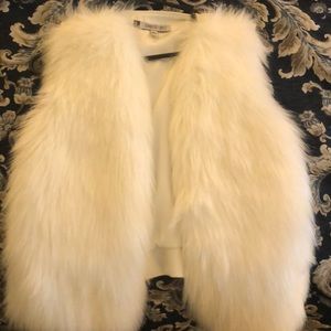 Jennifer lopez white fur vest